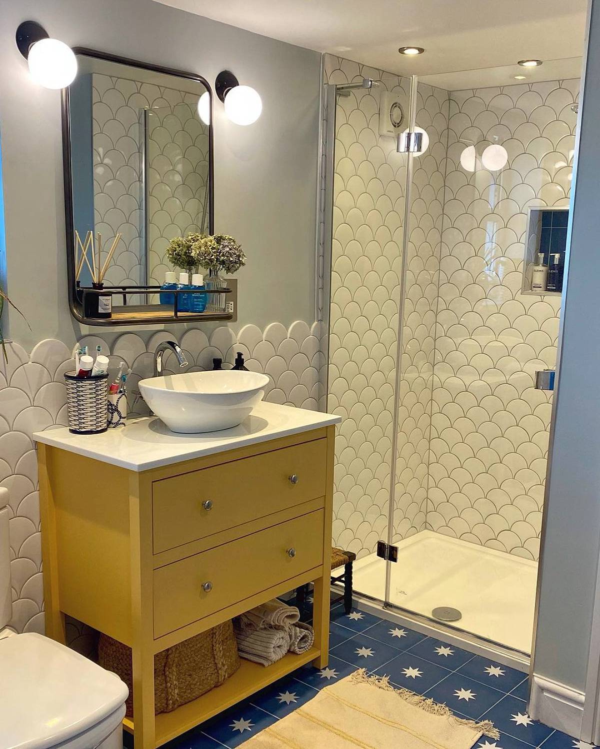 Bathroom with yellow fish scales tiles