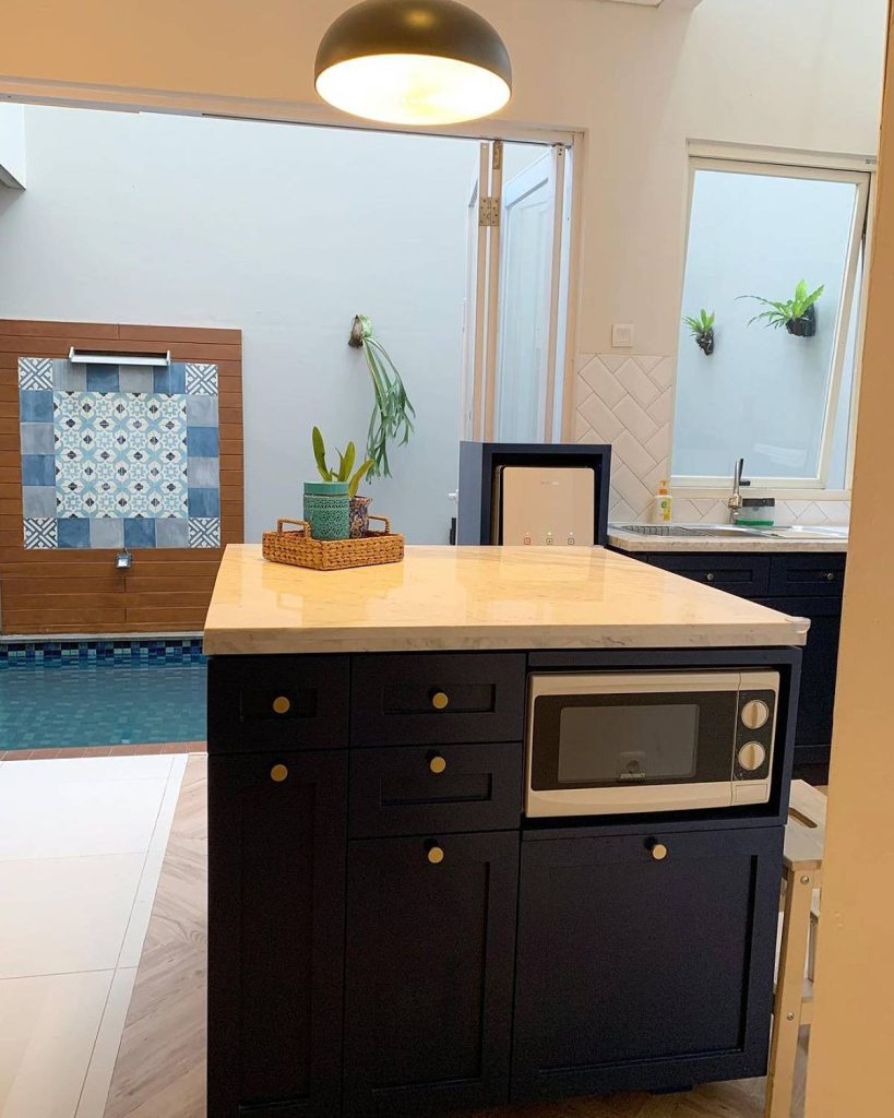 18 Kitchen Islands With TONS Of Storage (Space Optimized) | GoDownsize