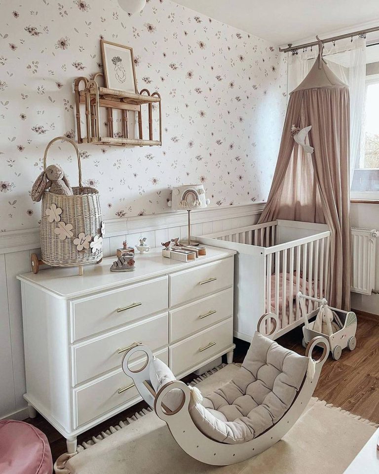 32 Gorgeous Wallpaper Ideas for Girl Nurseries | GoDownsize