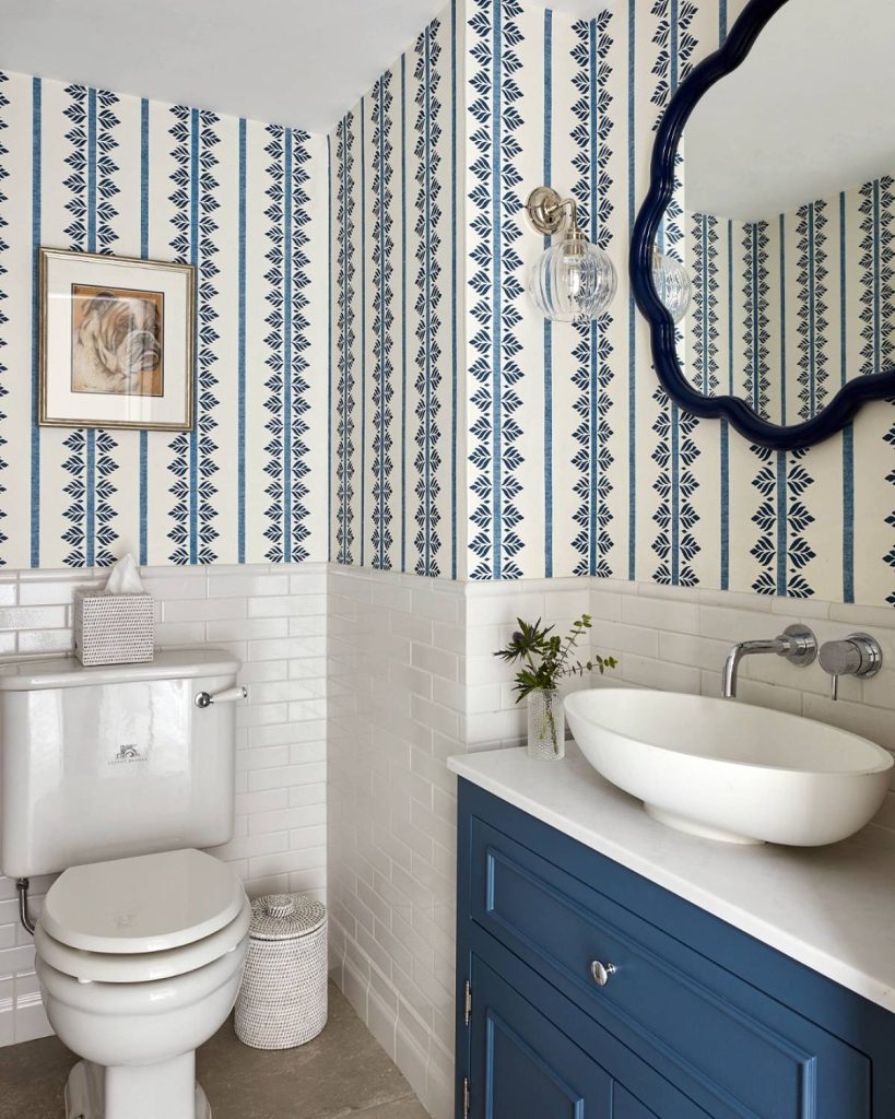 Small Bathrooms With Wallpaper: 30 Beautiful Ideas | GoDownsize