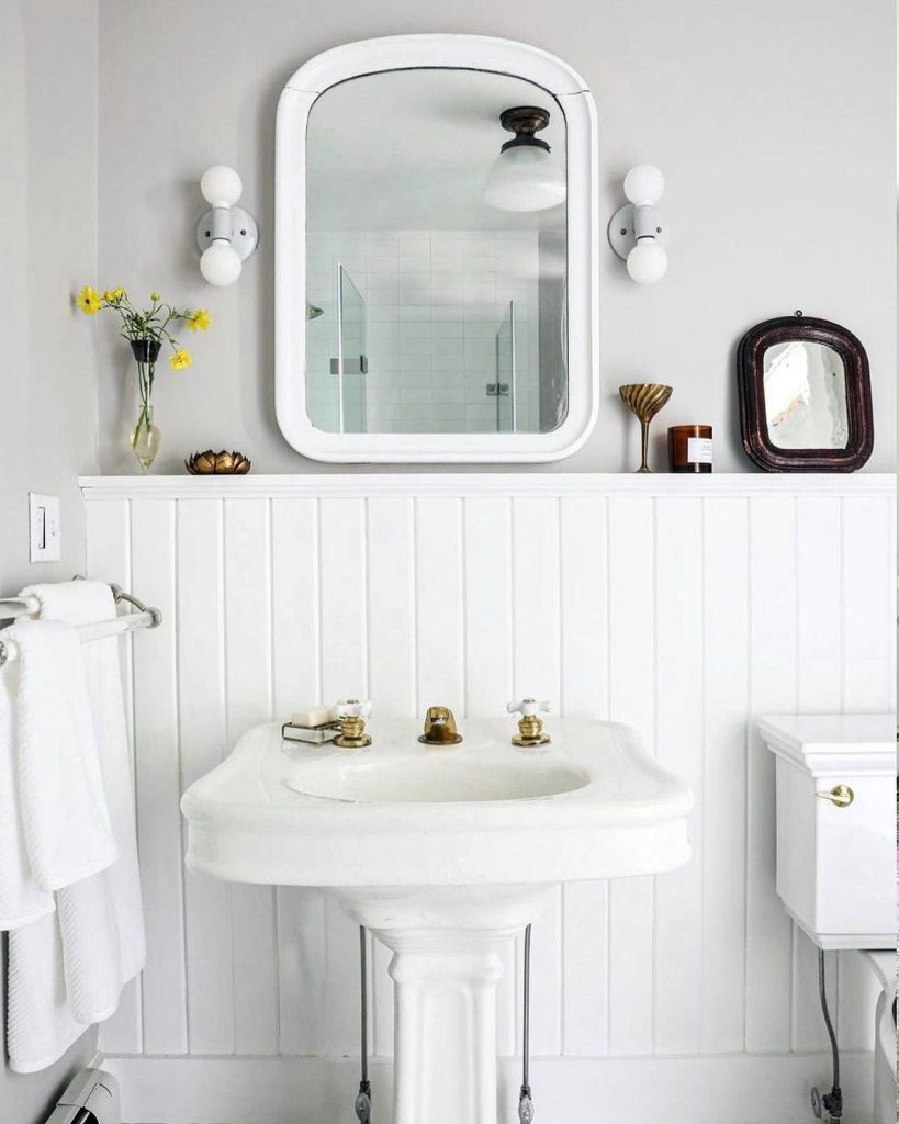 Pedestal Sinks For Small Bathrooms: 15 Beautiful Ideas | GoDownsize