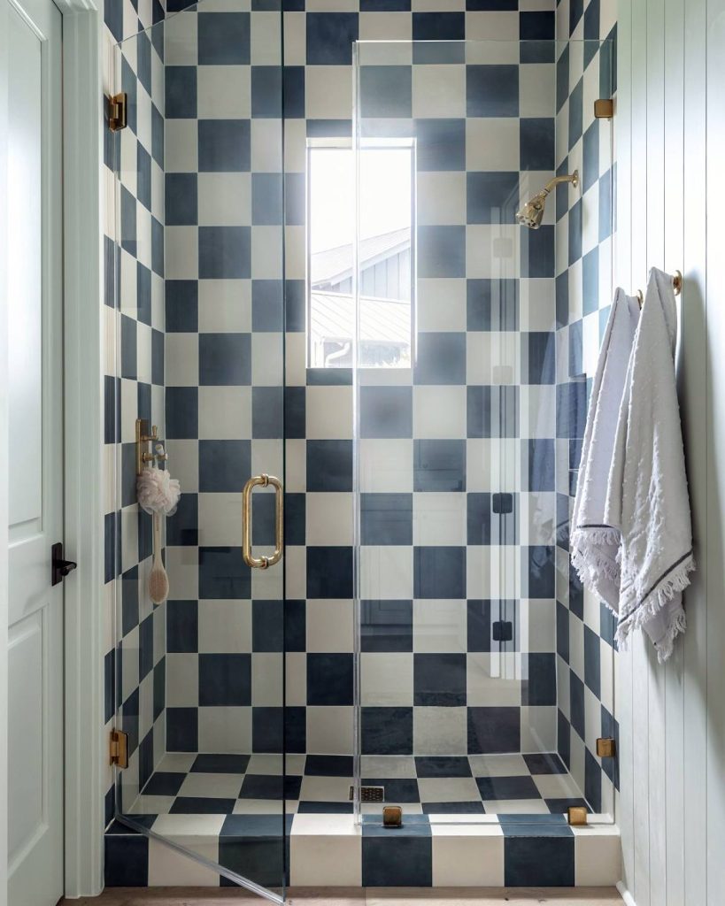 29 Small Black & White Bathrooms That Look Amazing | GoDownsize