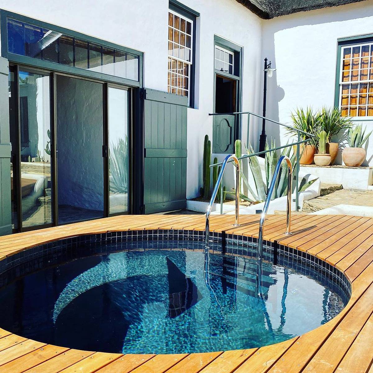 black tiles round pool
