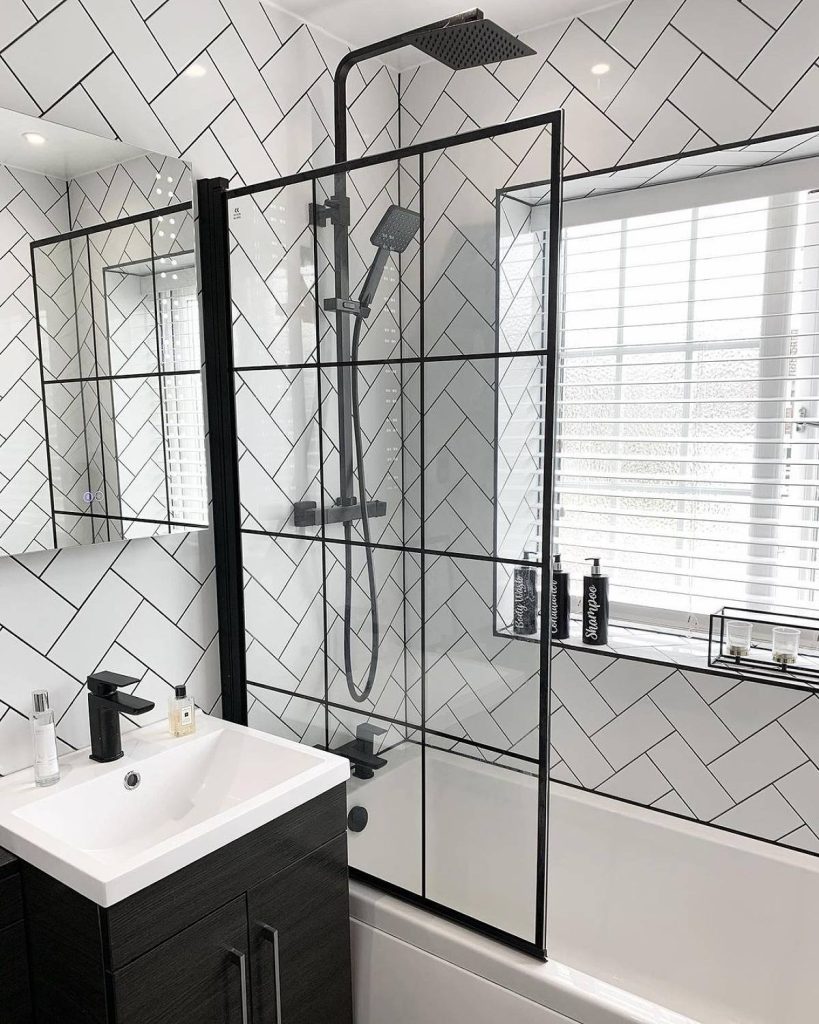 29 Small Black & White Bathrooms That Look Amazing | GoDownsize