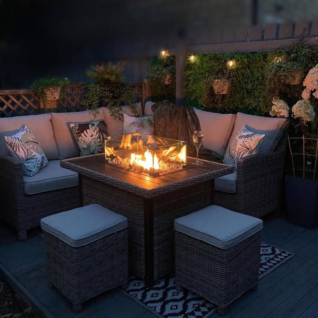 29 Nice Patios For Small Gardens That Look Amazing | GoDownsize
