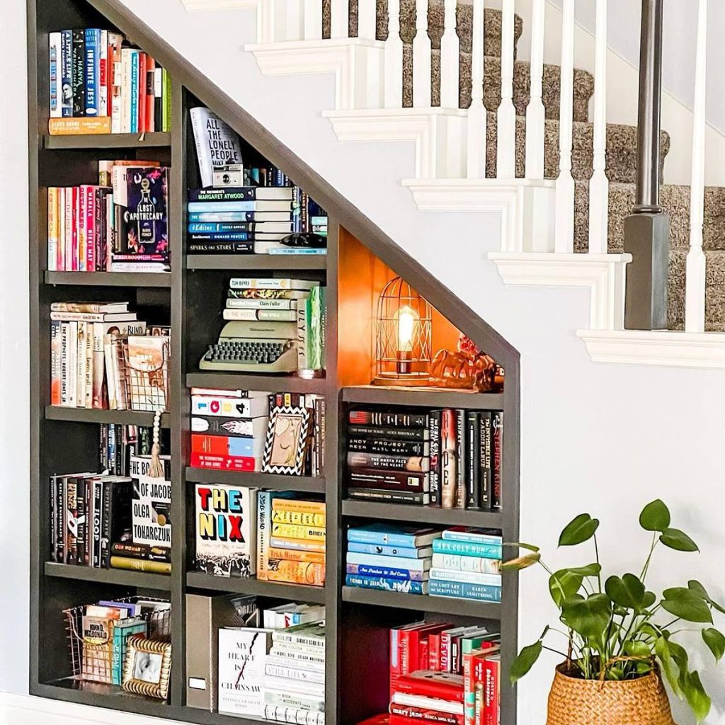 25 Great Built-In Bookshelves That Look Amazing | GoDownsize