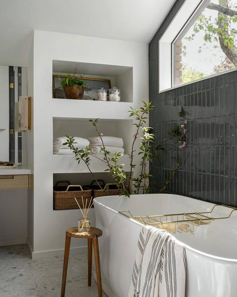 20 Bathrooms With Trees That Just Look Amazing | GoDownsize
