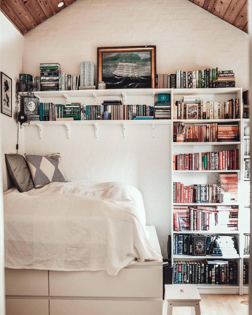 23 Bookshelves Organized By Color That Look Amazing (Color-Coded ...